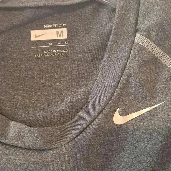 Nike Fitdry Shirt EUC Size Medium - Picture 2 of 6